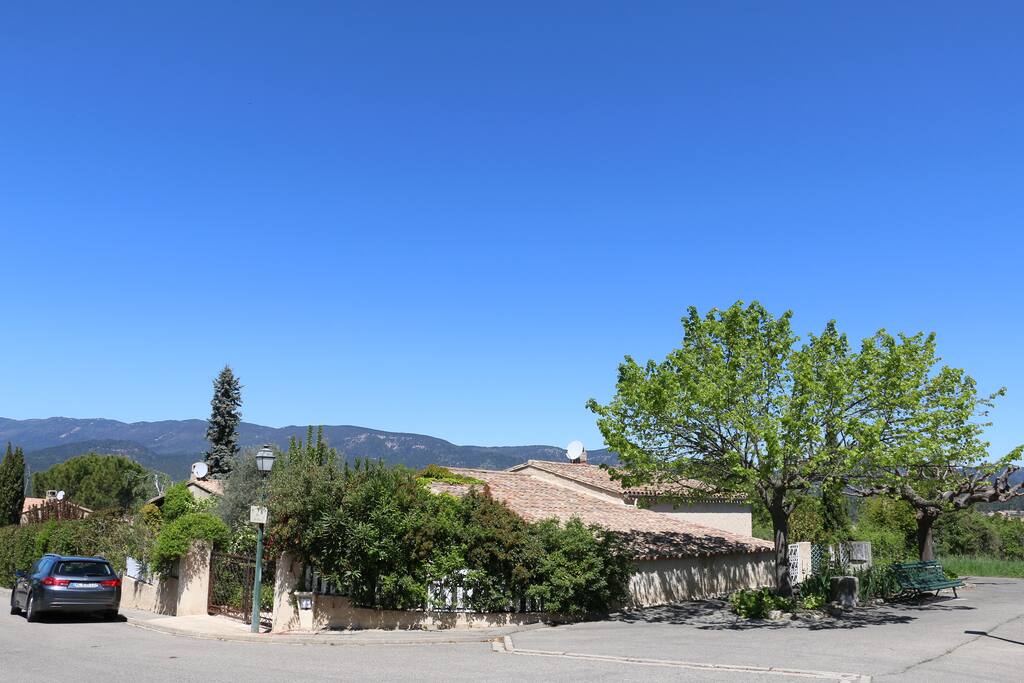 Derrière la maison, le massif du Luberon