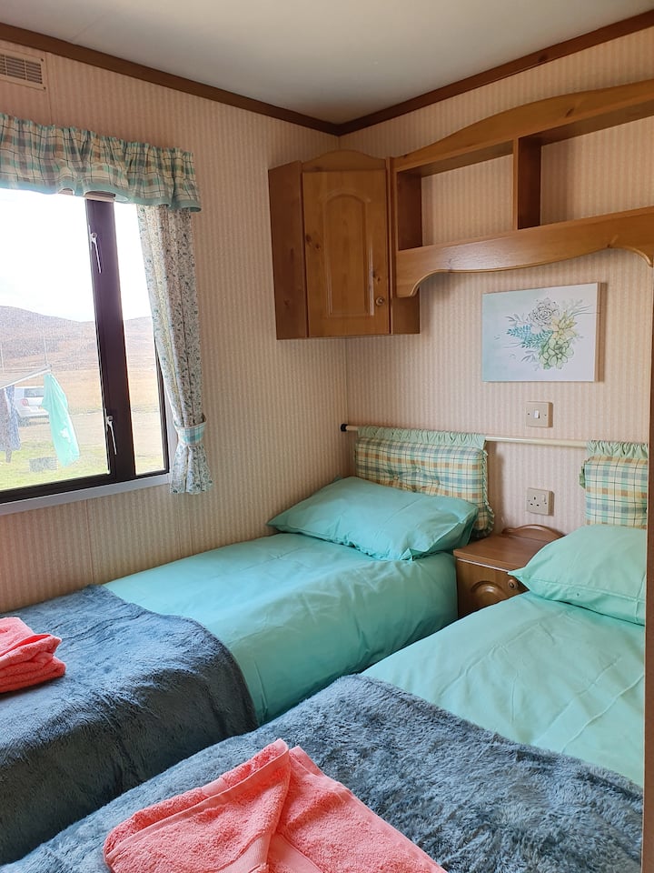 Dvojposteľová izba s 2 vybavenými skriňami a toaletou vedľa, nie je potrebné prejsť salónikom , kuchyňou ani jedálňou. 