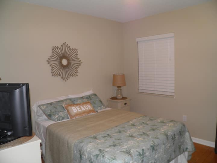 חדר שינה בגודל מלא.