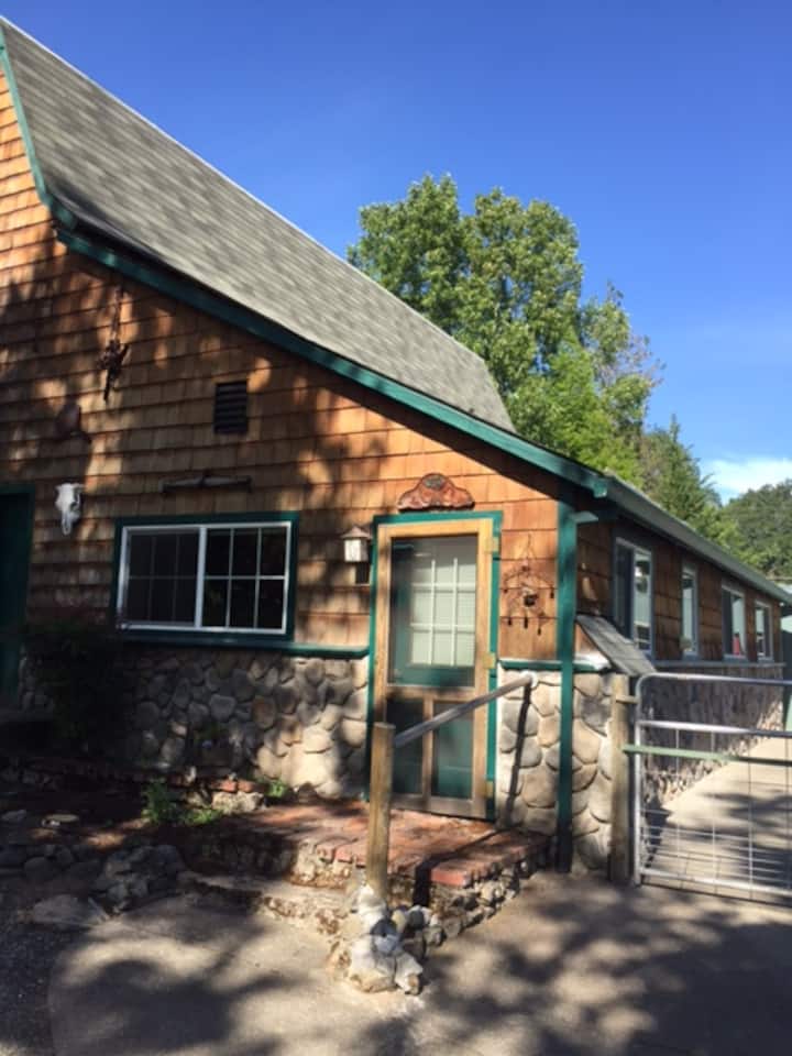 Laurel Farm's Guesthouse Guesthouses for Rent in Grants Pass, Oregon