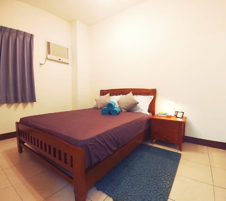 חדר ראשי 主卧房 - מיטת קווין סייז נוחה שעשויה מעץ טיק