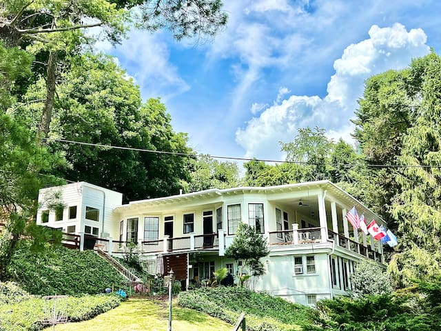 Beautifully Renovated Historic Bridle Path Inn