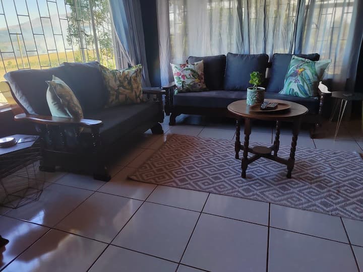 Cheerful 4-bedroom Home: Hot Tub, Fireplace, - Graskop