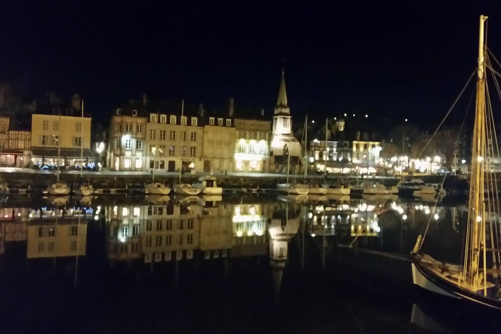 Honfleur by night se reflète dans l'eau du grand bassin