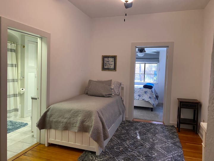 Twin with trundle bed twin pull out. Lala wawili.