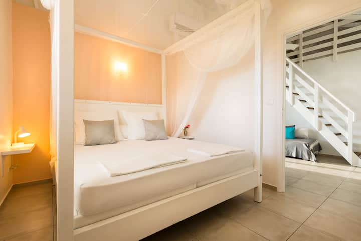 Во спалната соба има брачен кревет со 4 постери со мрежа за мускито.