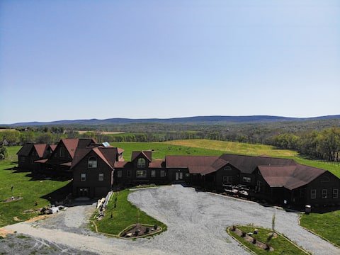 HUGE Log Cabin 15K SqFt-Hot Tubs-Mountain Views