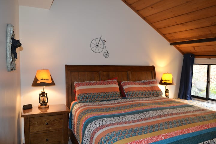 入口层卧室，配有大教堂天花板和加大双人床 