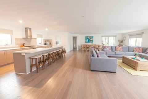 Family Beach House Retreat (6 Bedrooms, Sleeps 20)