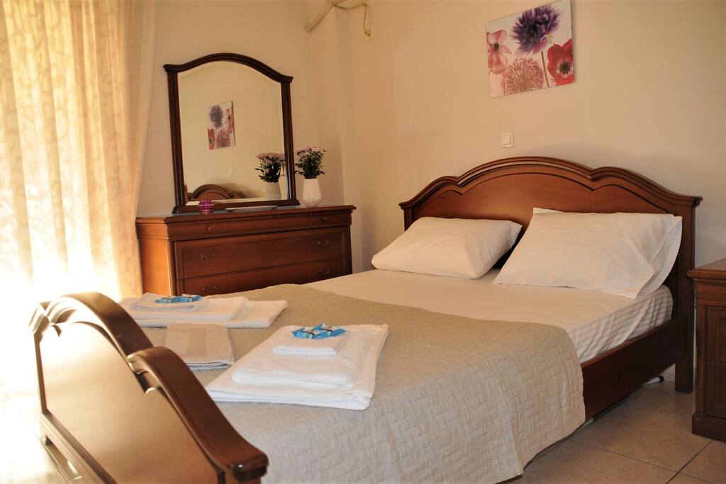 A comfy queen bedroom, to enjoy a quality sleep.