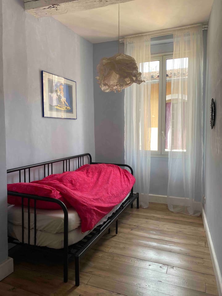 Seconde chambre avec deux lits une place qui peuvent faire un lit double