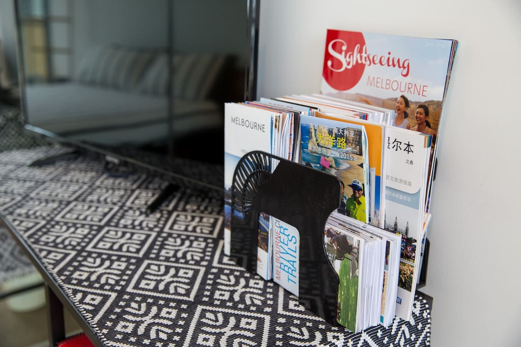 Travel brochures and Melbourne city maps