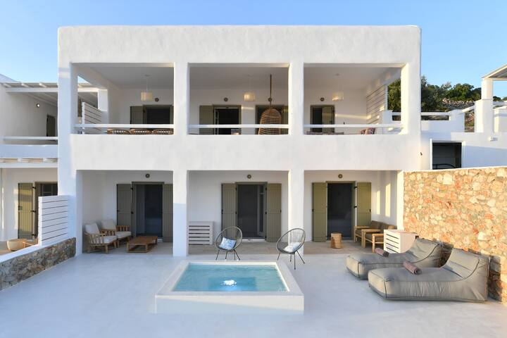 Ciel Paros Villas – Ianthe | 4BR Villa & Jacuzzi