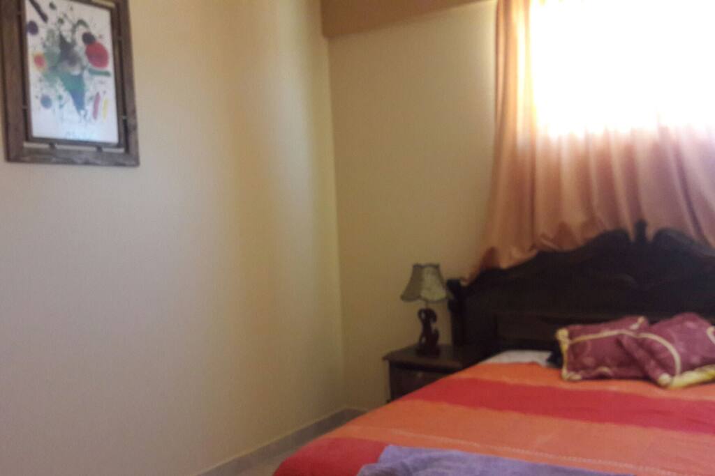 Amplia habitación principal con acceso directo a la terraza con la mejor vista de la ciudad.