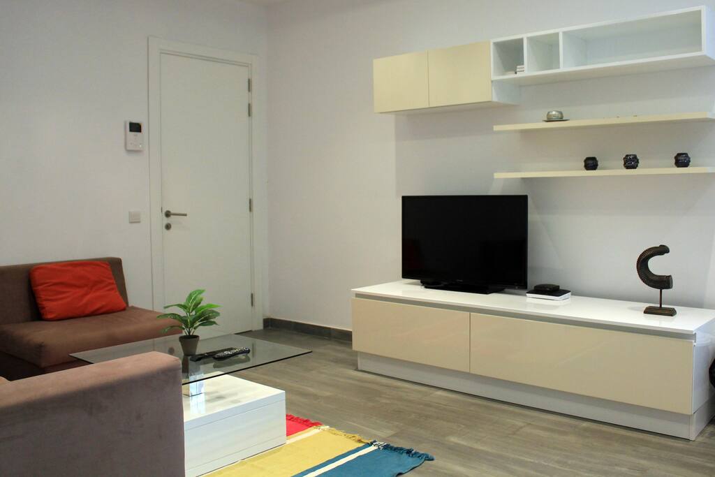 After an enjoyable day out. relax in the very comfy sofa, 50 channel cable TV