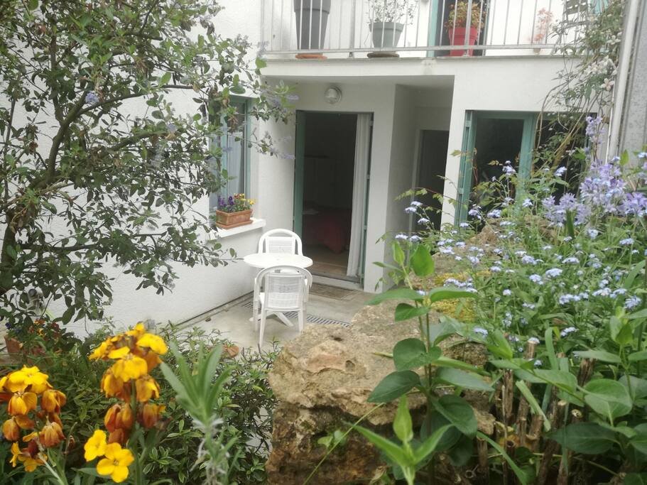 Au rez-de-chaussée de la maison : La chambre, le coin pour préparer le petit déjeuner et la salle d'eau