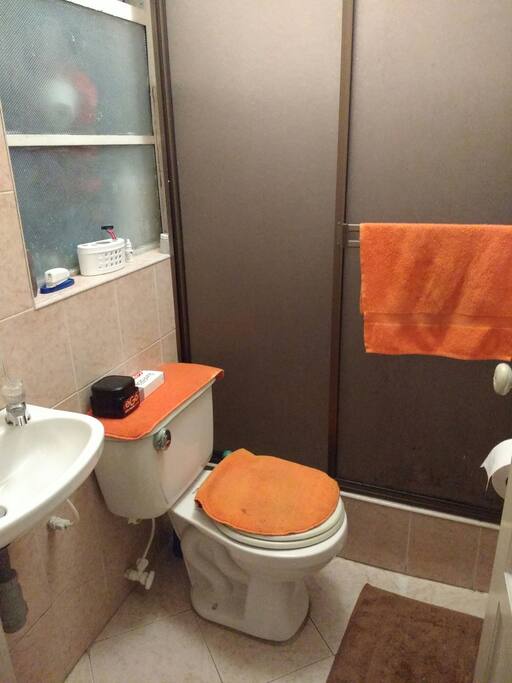 Baño privado, ducha agua caliente,(private bathroom, shower with hot water)
