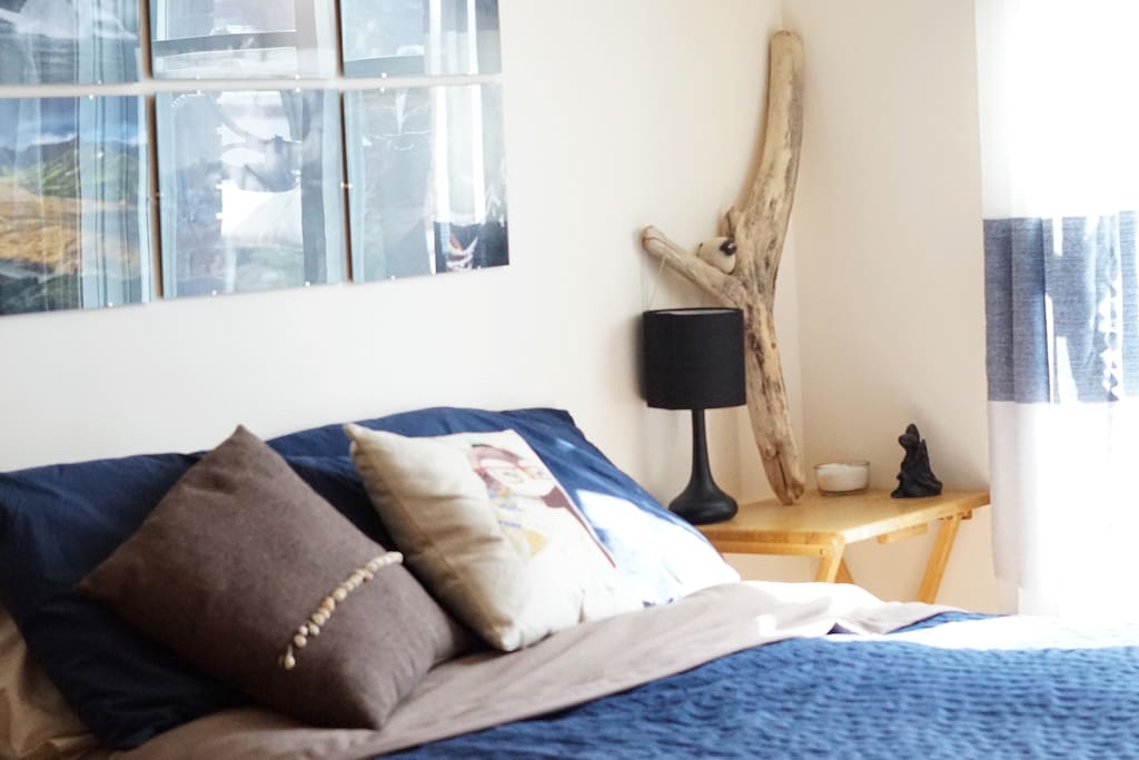 La chambre: lit double, tiroirs à votre disposition sous le lit, bureau