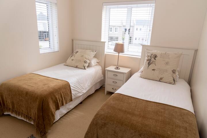 غرفة النوم 2 مع سريرين فرديين.