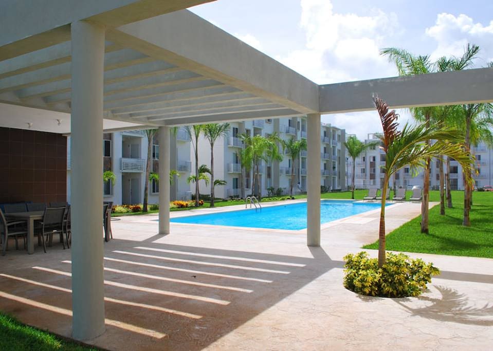 Departamento con alberca común, a unos pasos de la alberca, lo invitamos a relajarse y disfrutar de un ambiente familiar o de pareja.