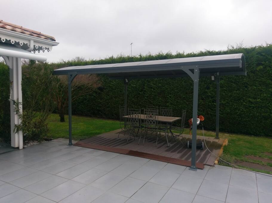 pour vos repas d'extérieur profiter du carport aménagé...