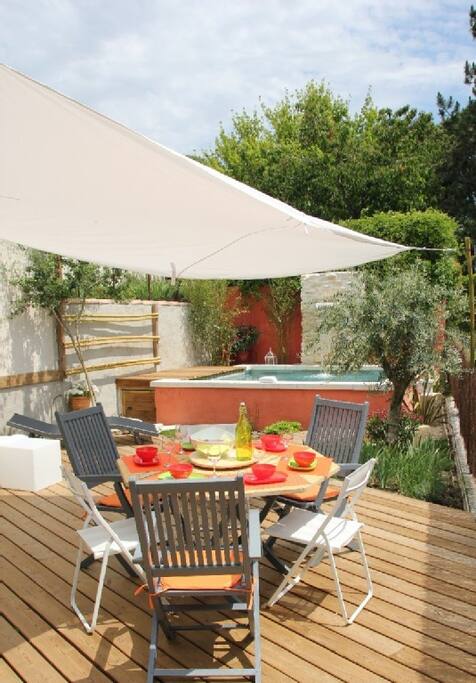 toile d'ombrage, salle à manger extérieure avec prise électrique pour barbecue présent