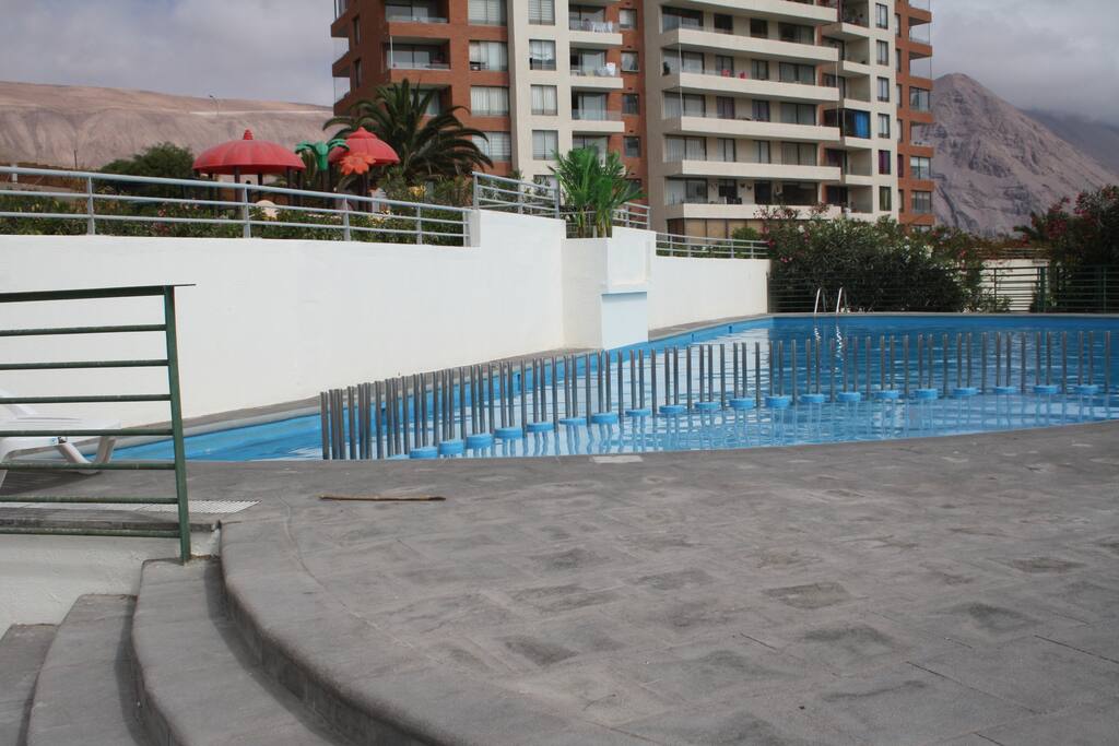 La piscina del edificio con una extraordinaria vista del desierto