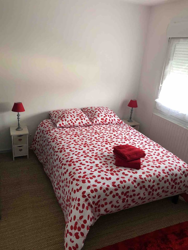 Kamer 8:   op de vloer van de ruimte ' Maison de Lilly ', 1 tweepersoonsbed en kleedkamer