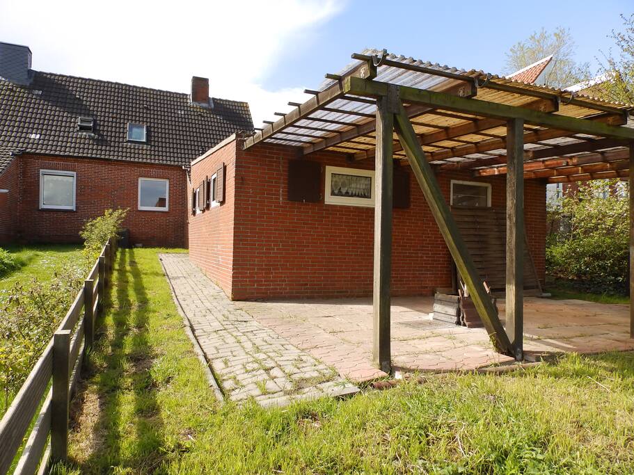 De achterkant van het extra gastenverblijf. Dit staat los van het hoofdhuis.