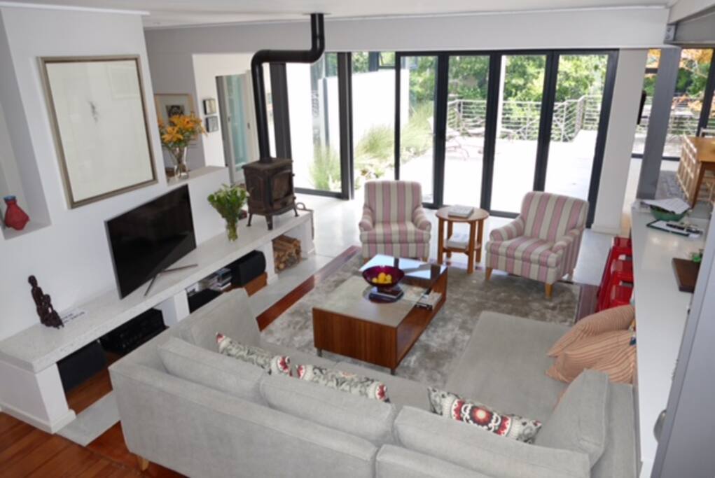lounge area with flow onto deck