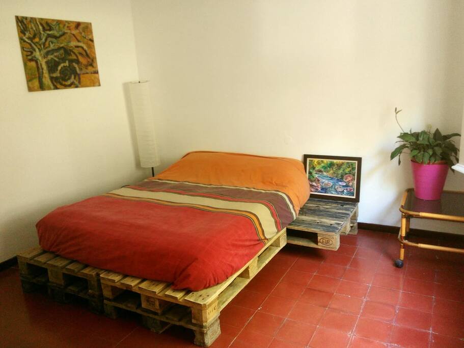 Habitación doble muy luminosa con escritorio y armario empotrado