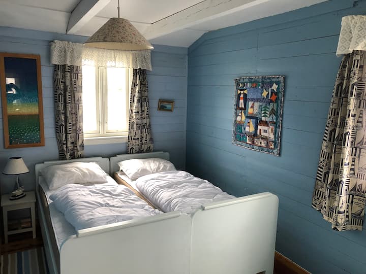 חדר שינה ראשי. ניתן גם לפצל מיטות לשתי מיטות יחיד.