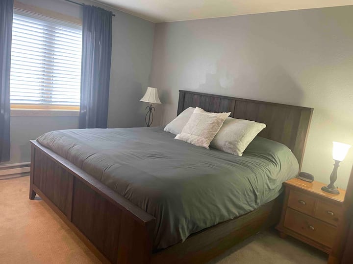 Chumba cha kulala 2 na kitanda aina ya king.