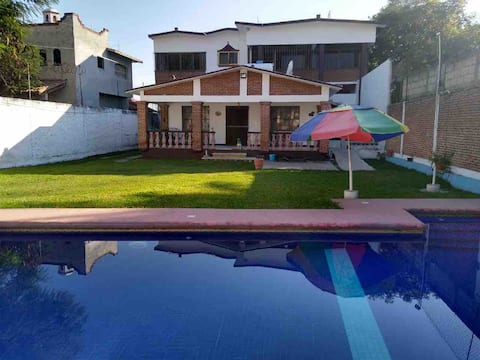 House with pool for 10