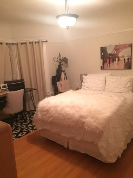 Bedroom 1 - queen
