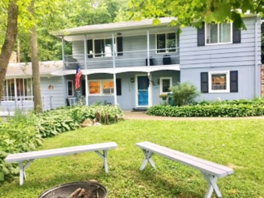 I live in the lower level of this home