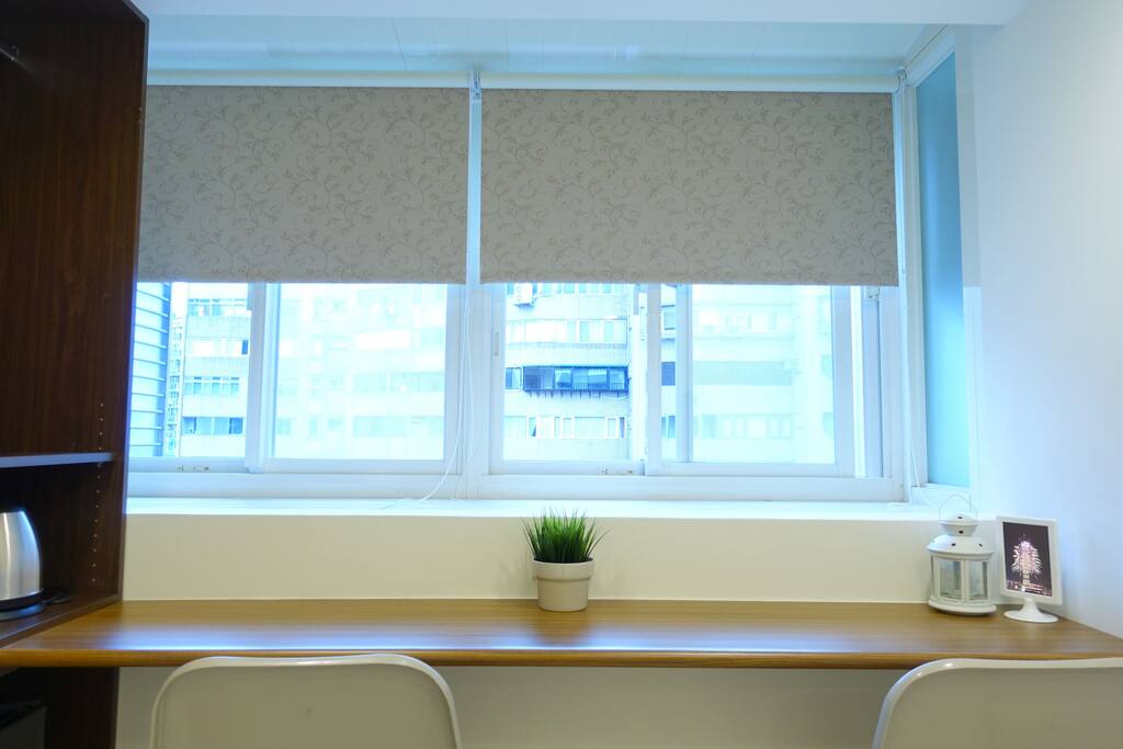 有大面窗戶+窗簾(可完全拉上或拉下),陽光充足通風舒適。
Every room has large windows with privacy shades which provide great natural light and ventilation. Shades can be completely open or close