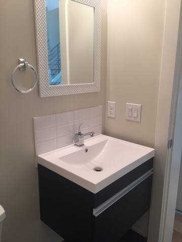 Modern 3 Bdrm Condo off S 1st gallery image 2