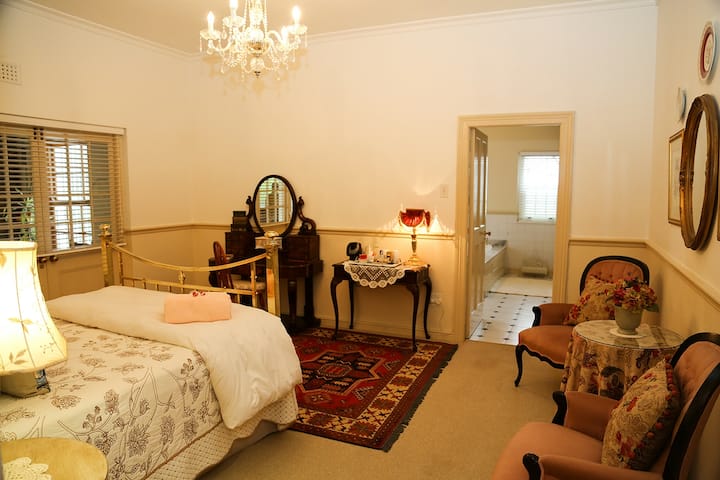 Habitación King Shiraz. Cama tamaño queen con baño privado.