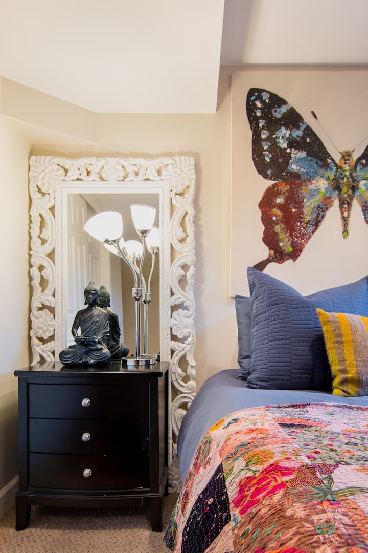 غرفة نوم ثانية مع حمام ملحق.  خفيف ومتجدد الهواء. يقع في