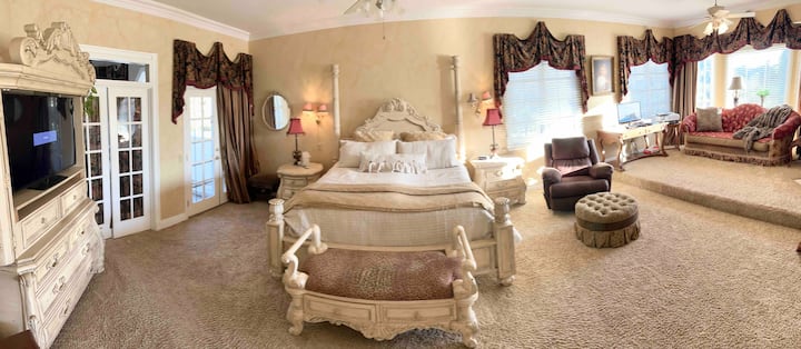 Chumba bora cha kulala- Mandhari nzuri kwenye roshani ya nyuma inayoangalia bwawa. Mwonekano wa mbele ni miti mizuri na maeneo yenye nyasi.