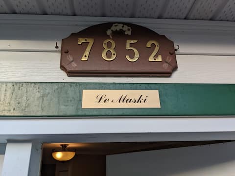 LARGE chalet, beautiful LAKE, spa and pool table