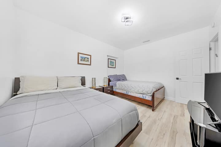 2 Double beds and wak in closet