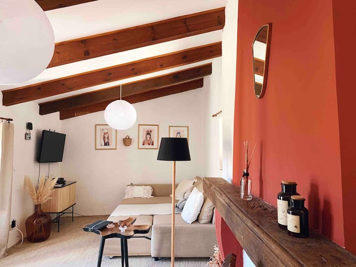 الطابق الثاني:
غرفة معيشة كبيرة مريحة مجهزة بسرير أريكة مع زاوية تلفزيون بالإضافة إلى مكتب. الوصول إلى تراس السطح.