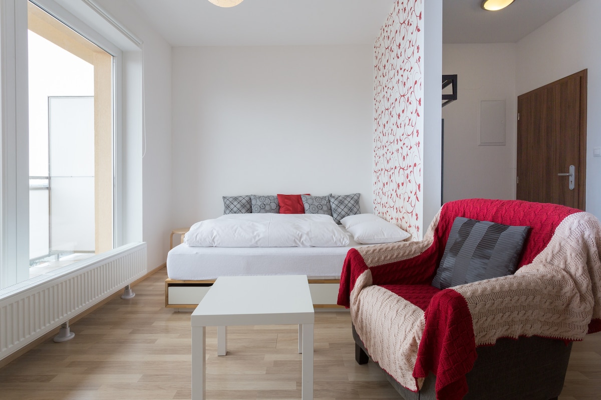 Ცენტრალური გათბობაა, ამიტომ ზამთარშიც კი ბინა ძალიან თბილი და კომფორტულია