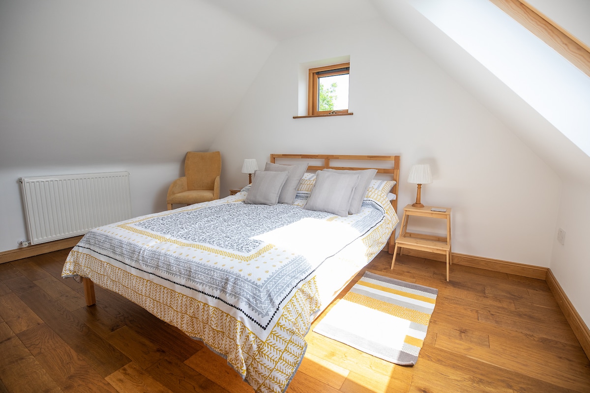 Sunny double bedroom. Each bedroom has cupboard and hanging space. 