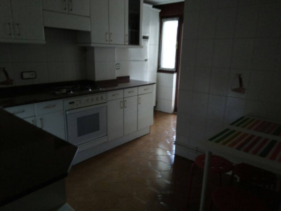 Cocina completa con terraza. Mesa para comer y 4 sillas.