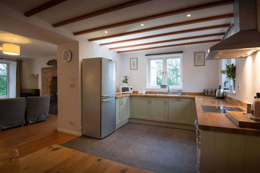 Fully equipped kitchen with washer/dryer