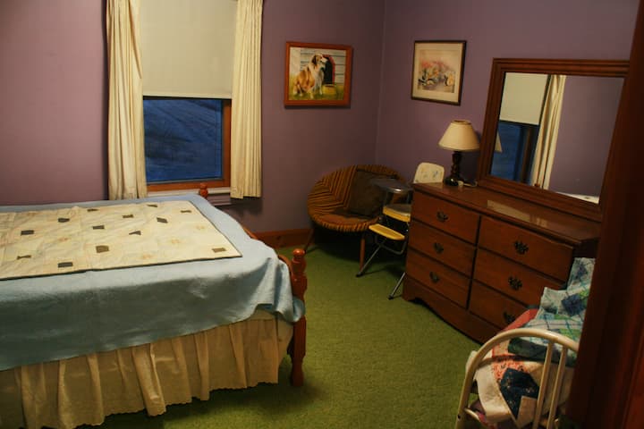 1. spálňa - pekná manželská posteľ, zrkadlová komoda a detská posteľ