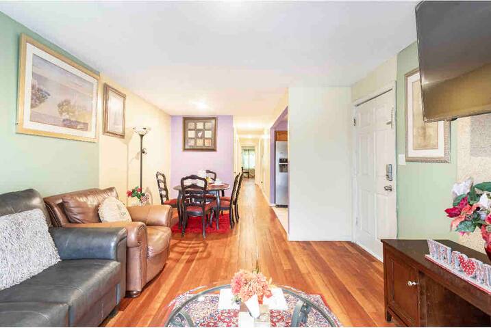 Modern 3BR Near NYC | Yard, BBQ & Free Parking gallery image 4
